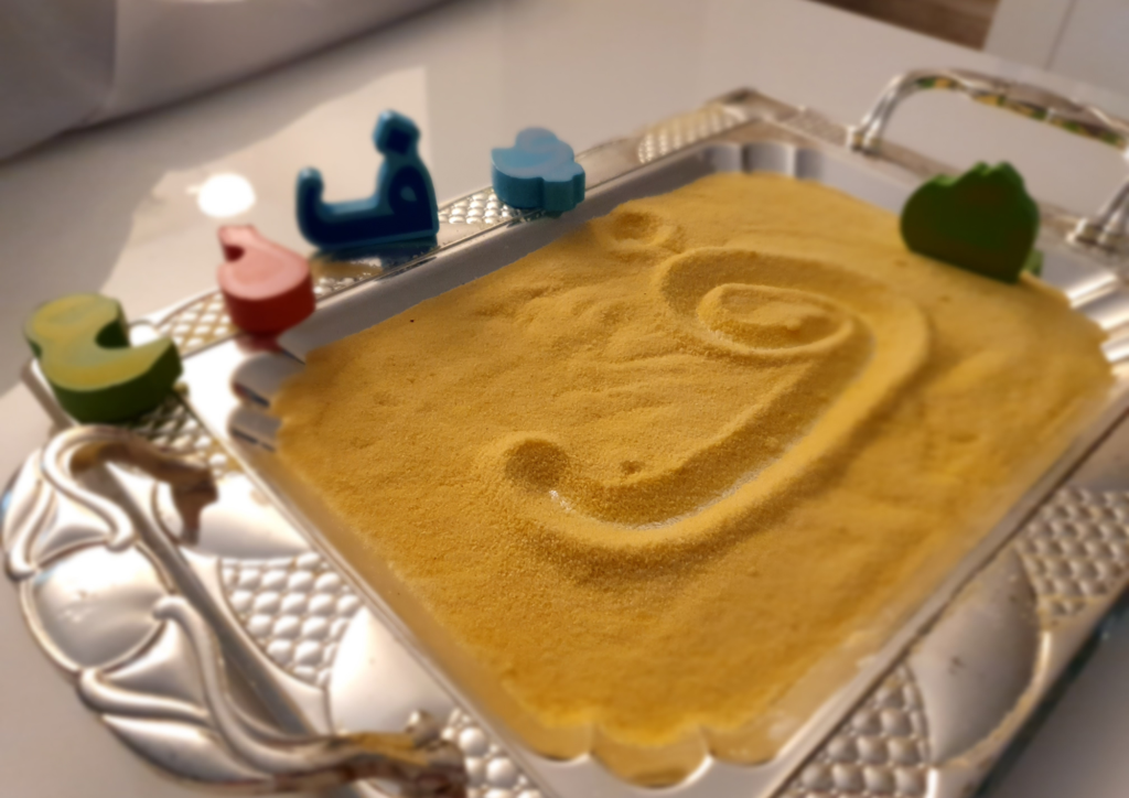 sable ou semoule pour le l'apprentissage des lettres de l'alphabet arabe