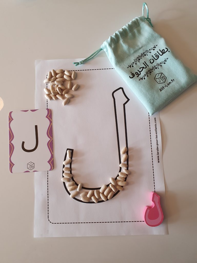 activité lettre décoration sans collage